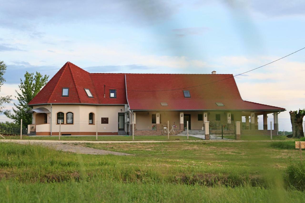Tiszavilag Pihenohaz Hotel Tiszakecske Luaran gambar